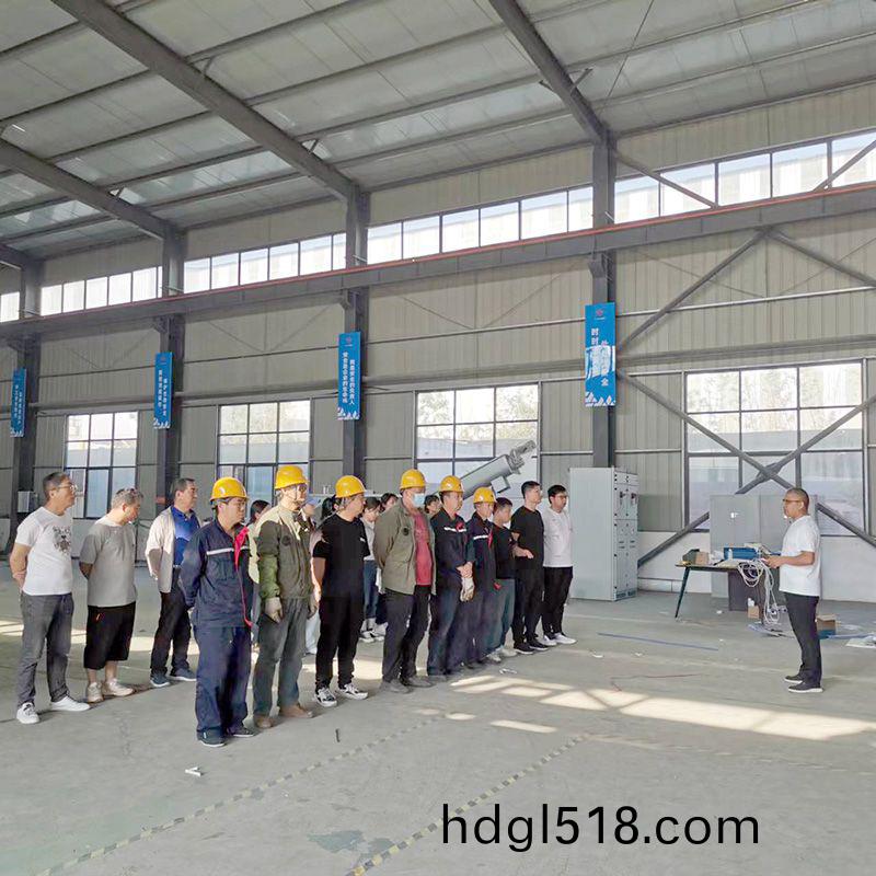 我司鍼(zhen)對(dui)科(ke)技創(chuang)新(xin)技(ji)術人(ren)員(yuan)咊(he)車間(jian)一線(xian)工作人(ren)員(yuan)進(jin)行(xing)技能錶彰大會