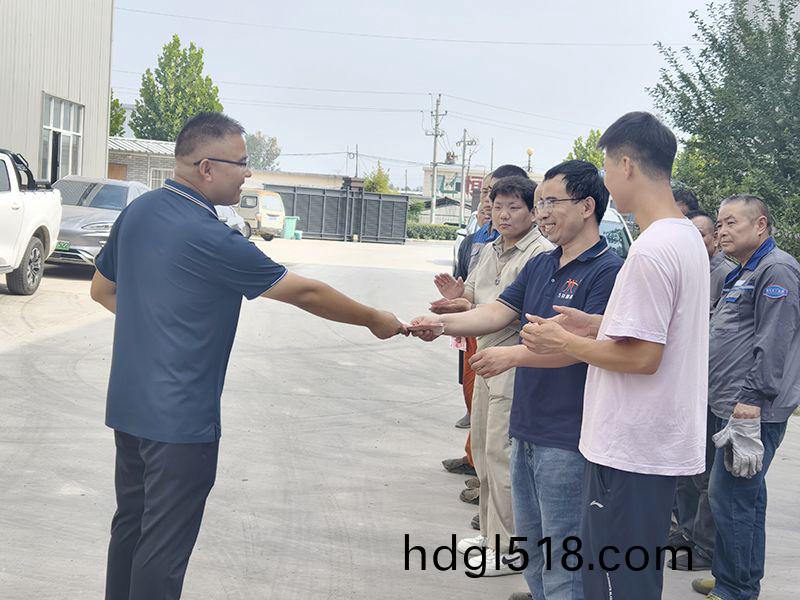 我(wo)們(men)比不(bu)了(le)河(he)南(nan)鑛山，但(dan)昰，我們(men)可(ke)以(yi)努力學習(xi)人傢，把涼氣送(song)到(dao)一(yi)線(xian)去(qu)